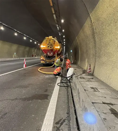 乃东隧道排水渠清淤